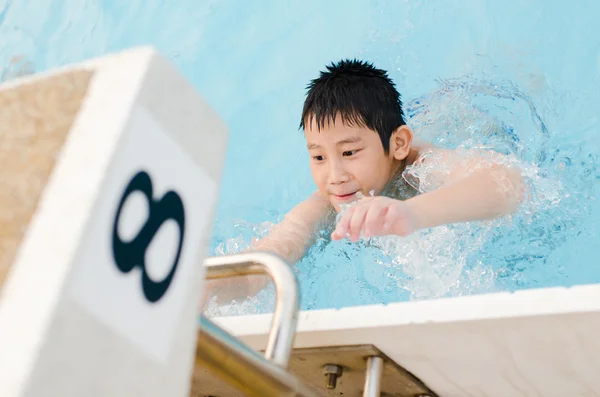 Asiático menino na piscina . — Fotografia de Stock