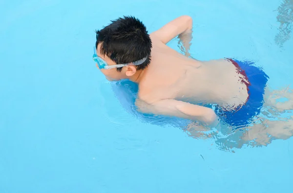 Asiático chico en nadando piscina . — Foto de Stock