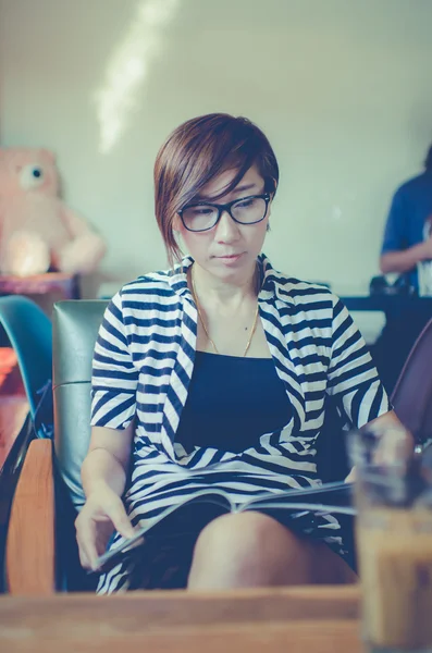 Mujer de negocios inteligente leyendo revista en la cafetería — Foto de Stock