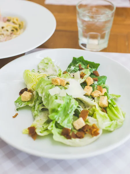 Caesar sallad serveras på träbord — Stockfoto