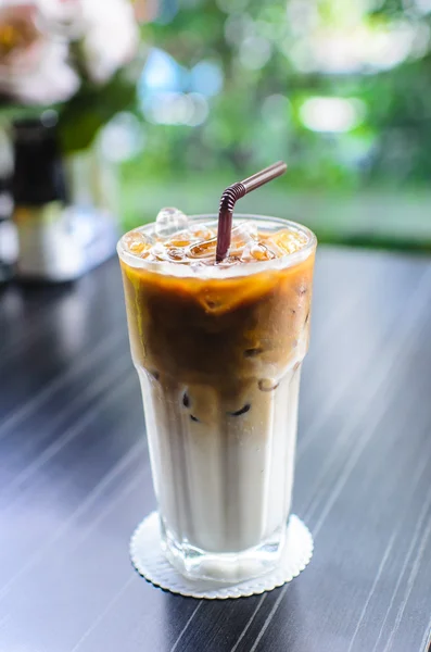 Eiskaffee mit braunem Stroh und Naturfensterlicht, — Stockfoto