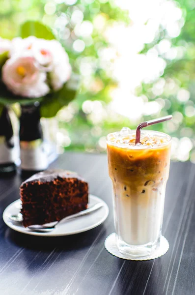 Café helado con paja marrón y luz de la ventana de la naturaleza, departamento de fi —  Fotos de Stock