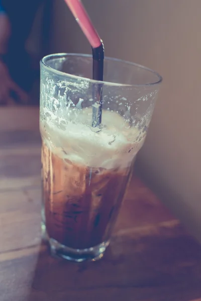 Ledová káva na stole s okna světlo. — Stock fotografie
