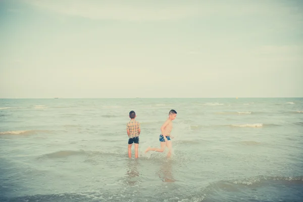 Bambini che godono sulla spiaggia . — Foto Stock