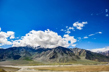 Padum villange ve büyük Himalaya Zanskar vadi görünüm