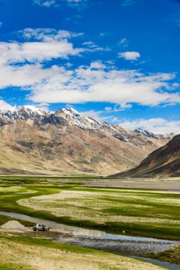 Padum villange ve büyük Himalaya Zanskar vadi görünüm