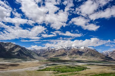 Padum villange ve büyük Himalaya Zanskar vadi görünüm