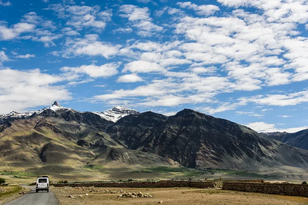 Vue de la vallée du Zanskar autour de Padum villange et grand himalayen — Photo