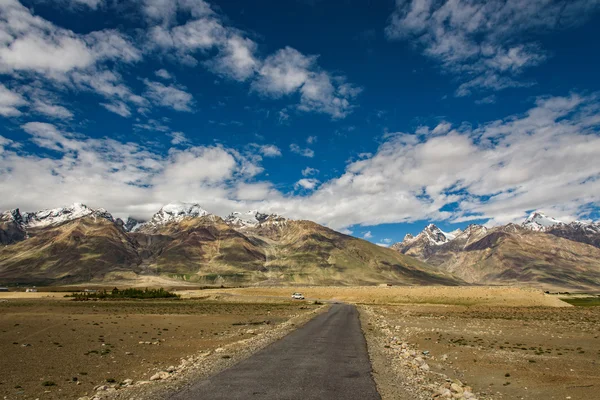 Vista del valle de Zanskar alrededor de Padum villange y gran himalaya —  Fotos de Stock