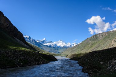 Güneş ışığı ve gölge ve kar dağ arka plan ile Kash Nehri