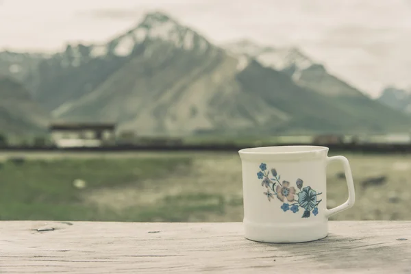 Taza de café blanco con fondo de montaña de nieve . —  Fotos de Stock