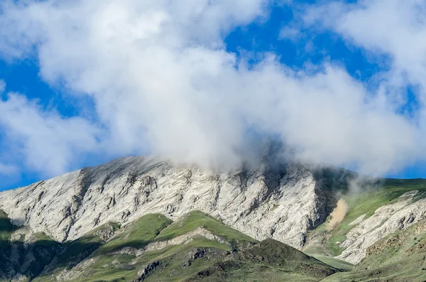 Nuvem cobrindo topo da montanha, Caxemira, Índia . — Fotografia de Stock