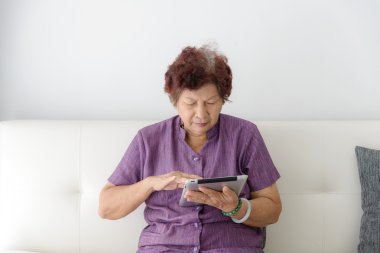 İnternete bağlı kadın kıdemli