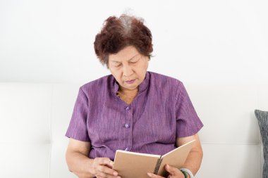 Kitaplı son sınıf öğrencisi kadın.