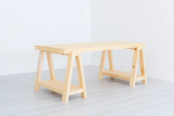 Новый сосновый стол — стоковое фото