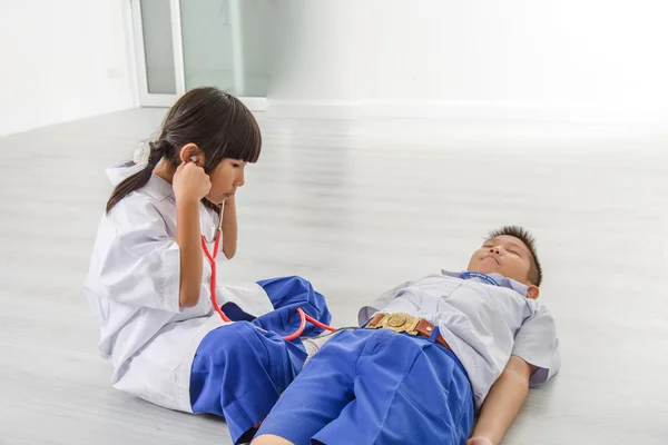 Asiatique enfant habillé comme médecin — Photo