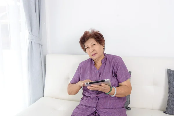 Starší žena, připojení na internet — Stock fotografie