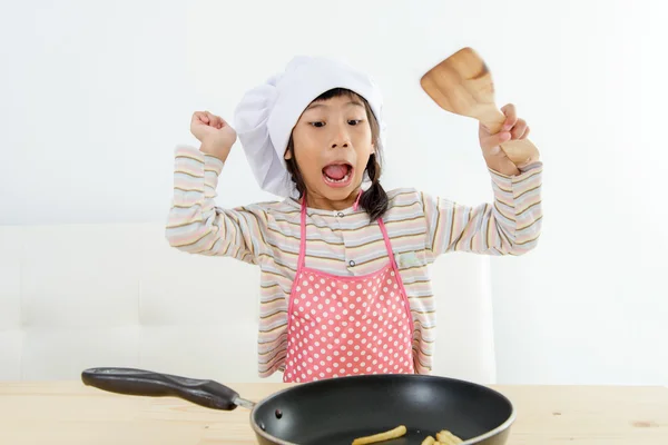 Asyalı kız pişirme — Stok fotoğraf