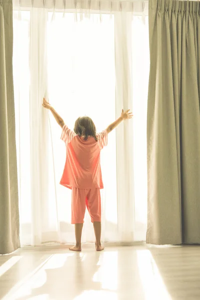 Ragazza in piedi alla finestra — Foto Stock