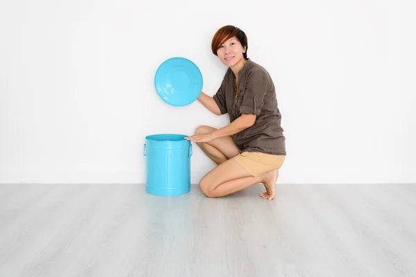 Asian woman wiblue bin — Stock Photo, Image