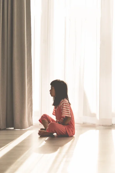 Молодая девушка сидит на полу — стоковое фото