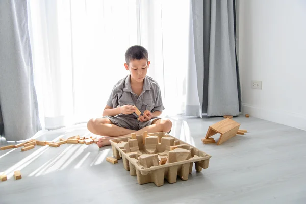 Asiatiska boy spelar en struktur — Stockfoto