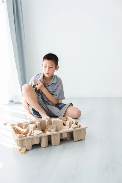 Азиатский мальчик играет в конструкцию — стоковое фото