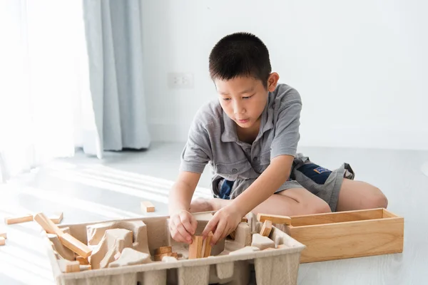 Asiático chico jugando un estructura —  Fotos de Stock