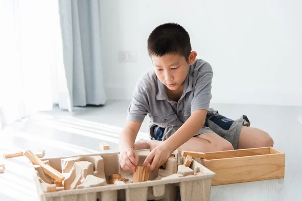 Asiatiska boy spelar en struktur — Stockfoto