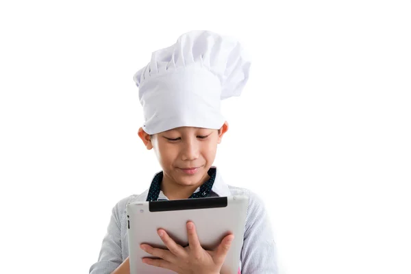 Молодой азиатский повар прикосновение планшета изолированы на белом — стоковое фото