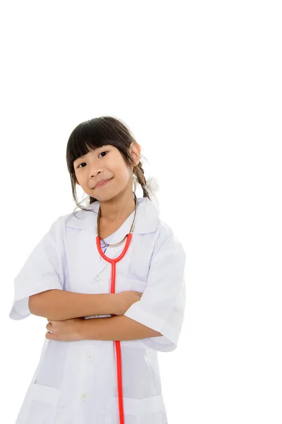 Asiatisk tjej i läkarens kappa Stockfoto
