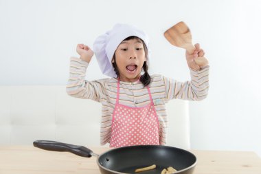 Asyalı kız pişirme