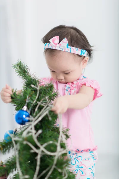 クリスマス ツリーを飾ることを助ける女の子 — ストック写真