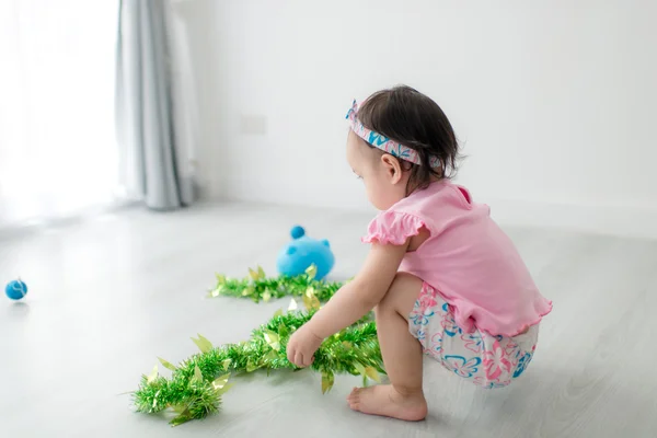 Fille aider à décorer le sapin de Noël — Photo