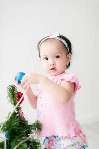 Chica ayudando a decorar el árbol de Navidad — Foto de Stock