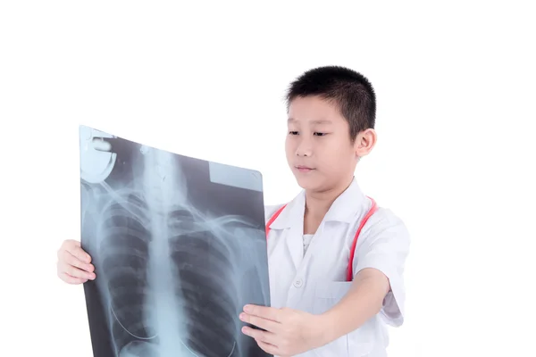 Asiático médico chico mirando un x-ray — Foto de Stock