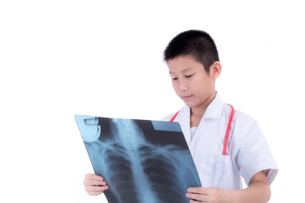 Asiatiska läkare pojke tittar på en röntgen — Stockfoto