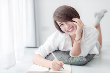 Asyalı kadın yere uzanmış