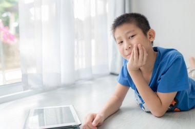 Dijital tablet kullanan çocuk