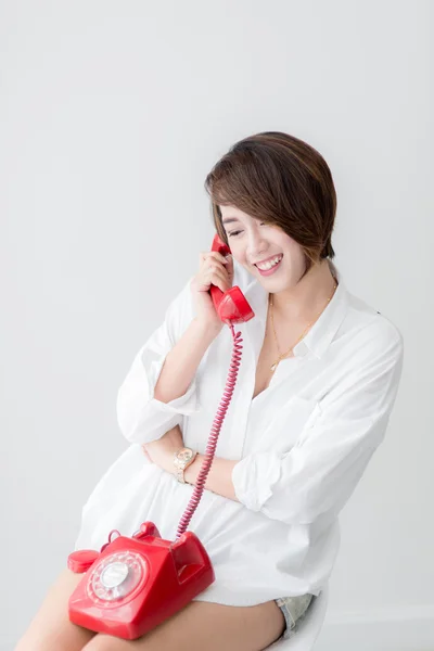 Mujer asiática con teléfono rojo —  Fotos de Stock