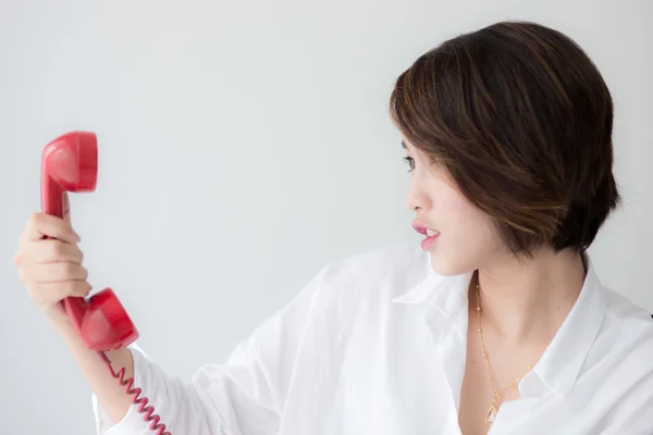 Asijské ženy s červeným telefonem — Stock fotografie