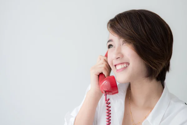 Mulher asiática com telefone vermelho — Fotografia de Stock