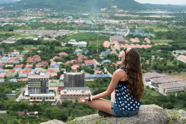 Young woman meditate — Stock Photo, Image