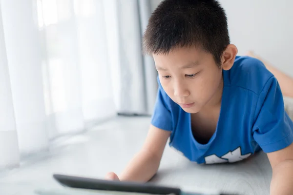 Jongen met digitale tablet — Stockfoto