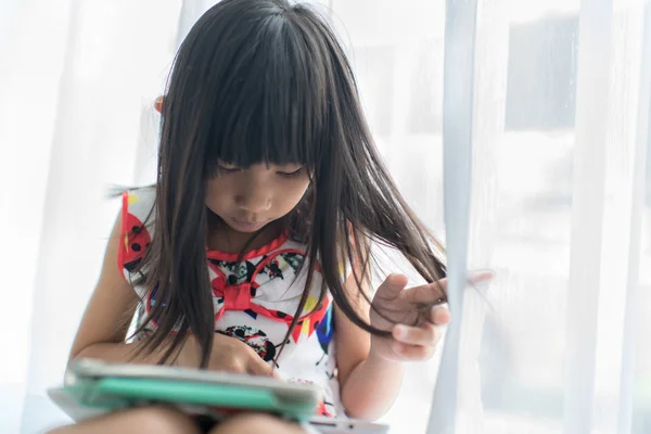 Aziatisch meisje spelen met Tablet PC — Stockfoto