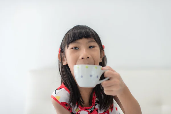 Chica bebiendo de una taza — Foto de Stock
