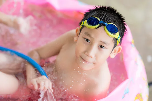 Asiático menino na piscina — Fotografia de Stock