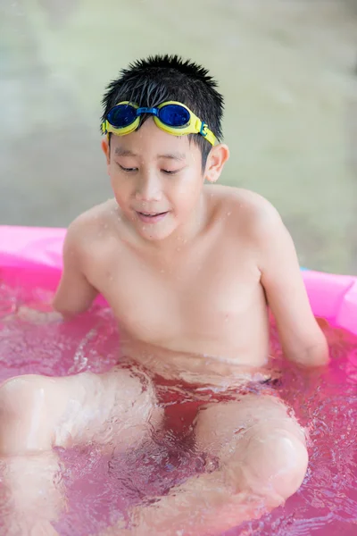 Asiatico ragazzo in il piscina — Foto Stock