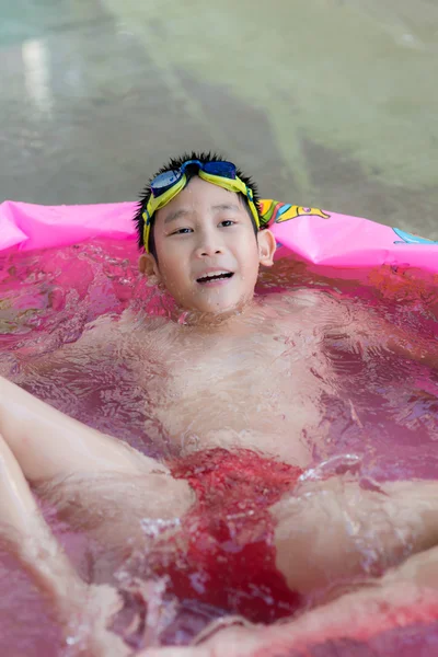 Asiatico ragazzo in il piscina — Foto Stock