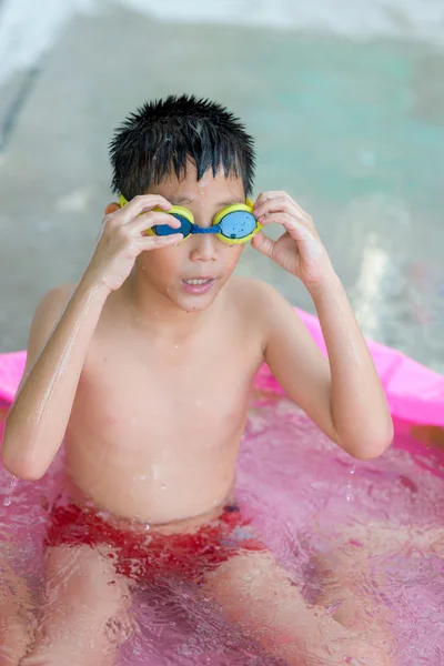 池中的亚洲男孩 — 图库照片